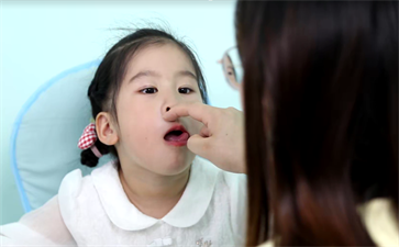 小孩四歲半說話結(jié)巴怎么辦？
