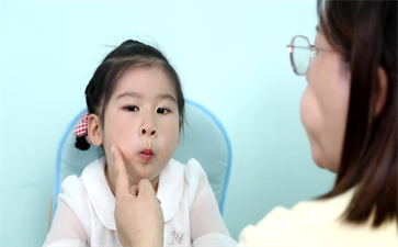 小孩大舌頭，說話不清楚怎么辦？