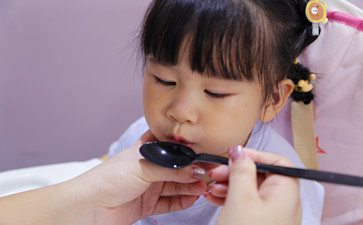 教孩子說(shuō)話時(shí)為什么要先教孩子用手勢(shì)表達(dá)？