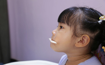 小孩有點(diǎn)口吃怎么辦？