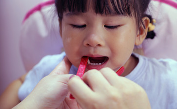 小孩說話結(jié)巴很難堪，怎么糾正？