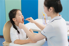 三歲小孩不會說話是什么原因？